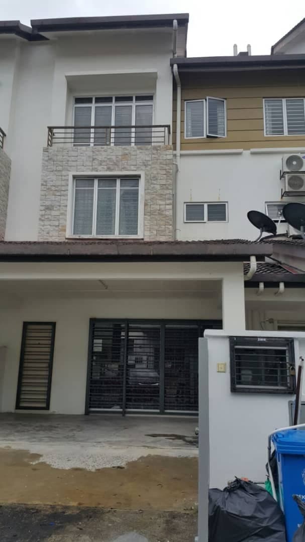 2 half sty SPACIOUS BUILTIN DROBE Bdr Nusa Rhu U10