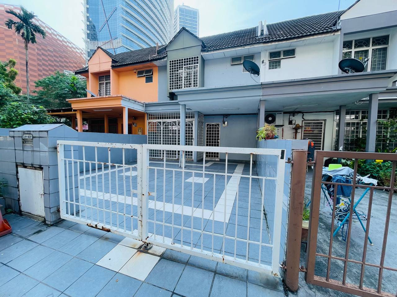 Facing Open 2 Storey Teres Taman Kelana Indah PJ - photo 2