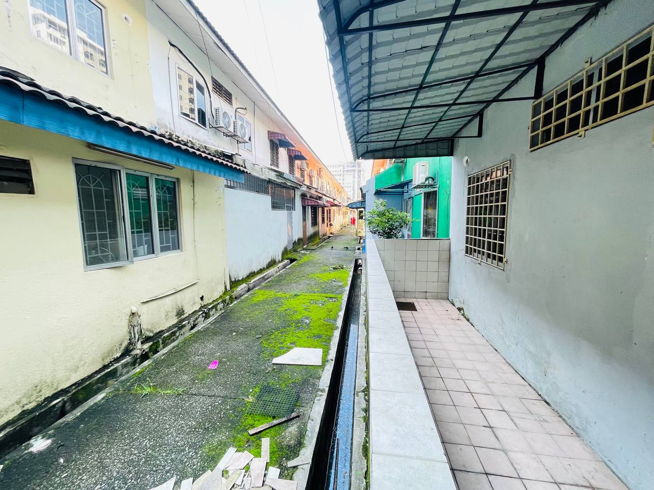 Facing Open 2 Storey Teres Taman Kelana Indah PJ - photo 7