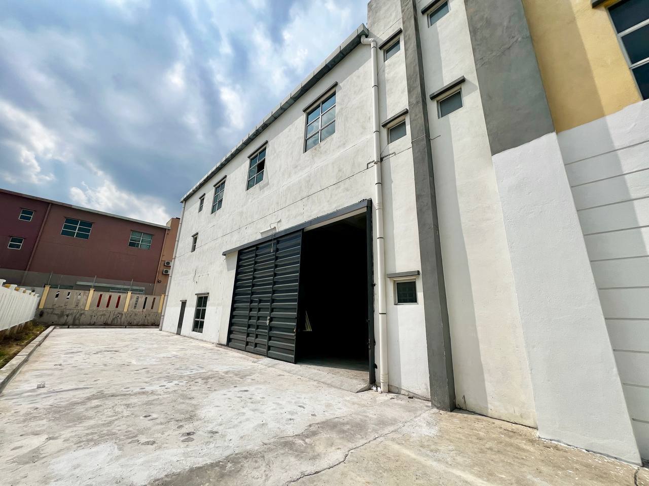 2 And Half Sty Semi D Warehouse Seri Kembangan - photo 3