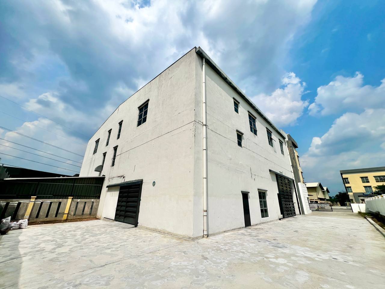 2 And Half Sty Semi D Warehouse Seri Kembangan - photo 4