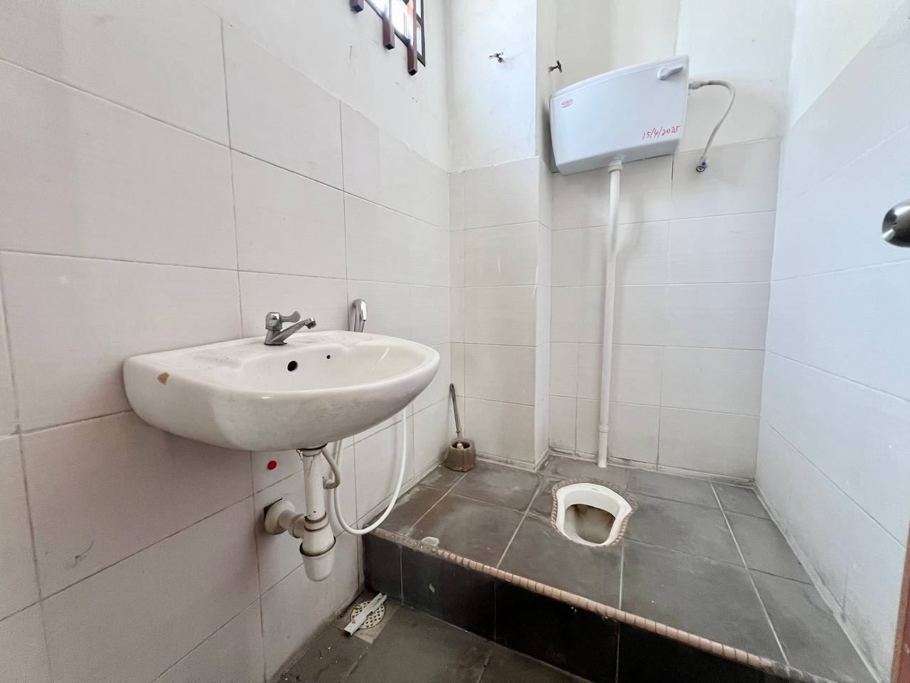 2 And Half Sty Semi D Warehouse Seri Kembangan - photo 10