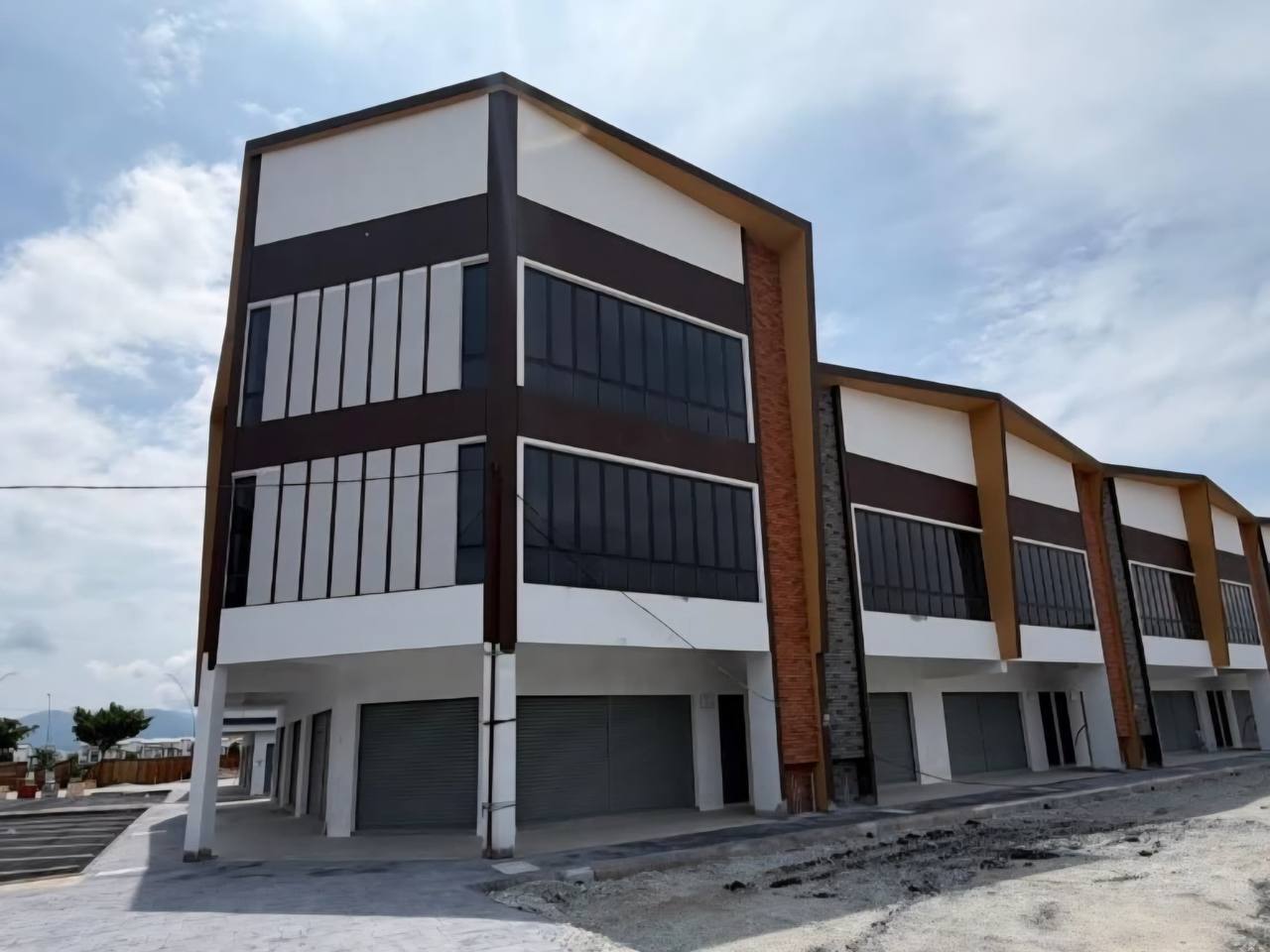 3 Sty Corner Unit Shop lot Semenyih - photo 4