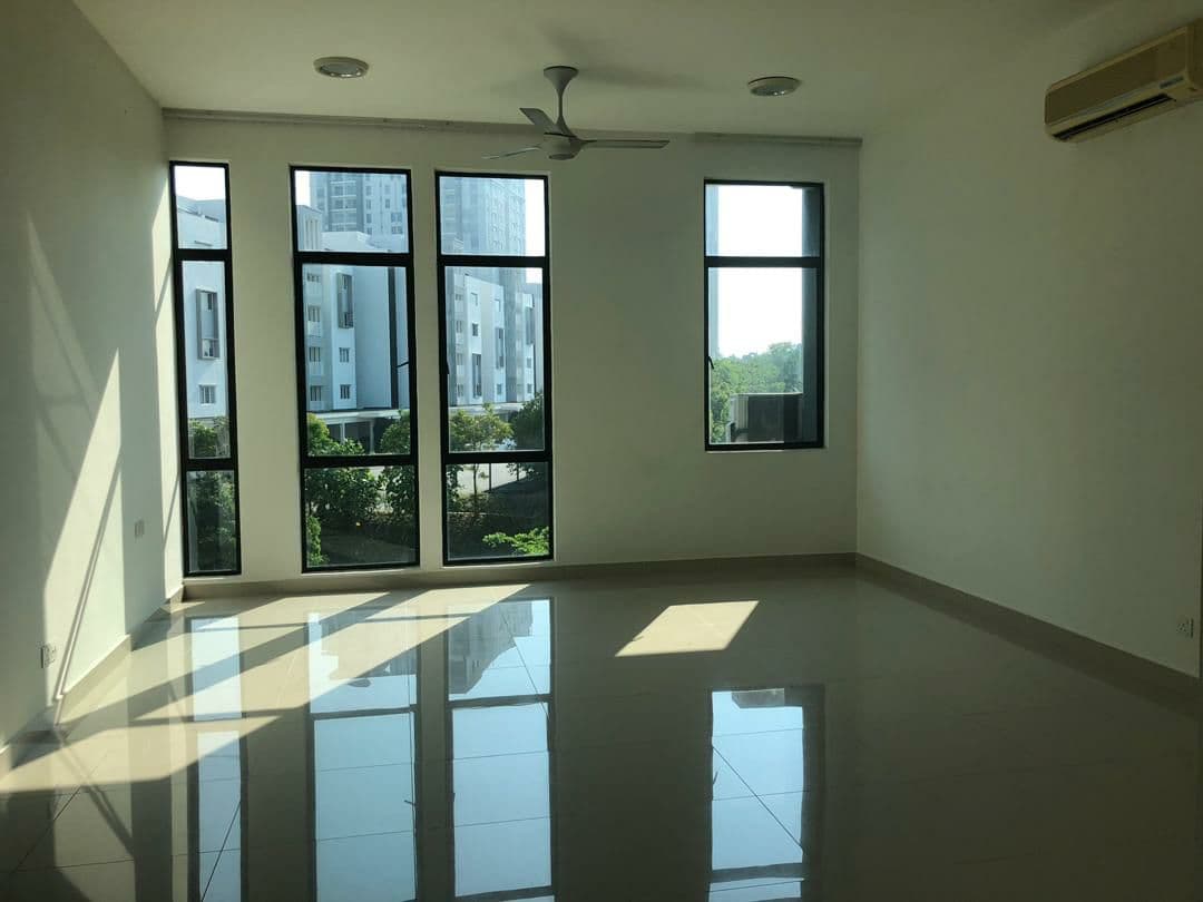 Freehold Vacant Townvilla Unit at The Park