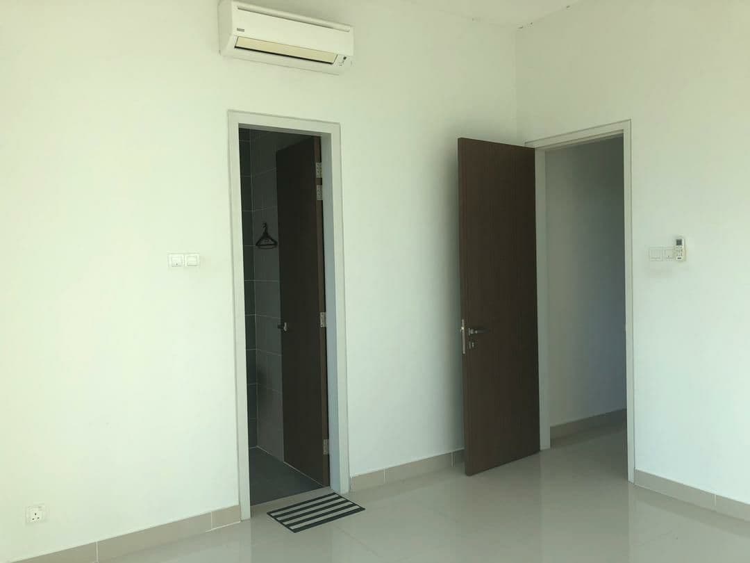 Freehold Vacant Townvilla Unit at The Park - photo 4