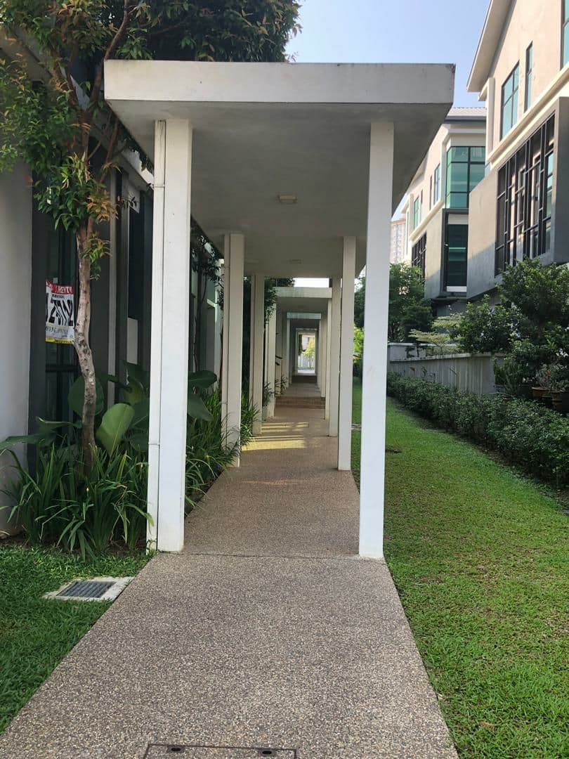 Freehold Vacant Townvilla Unit at The Park - photo 8