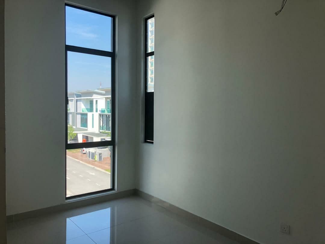 Freehold Vacant Townvilla Unit at The Park - photo 9