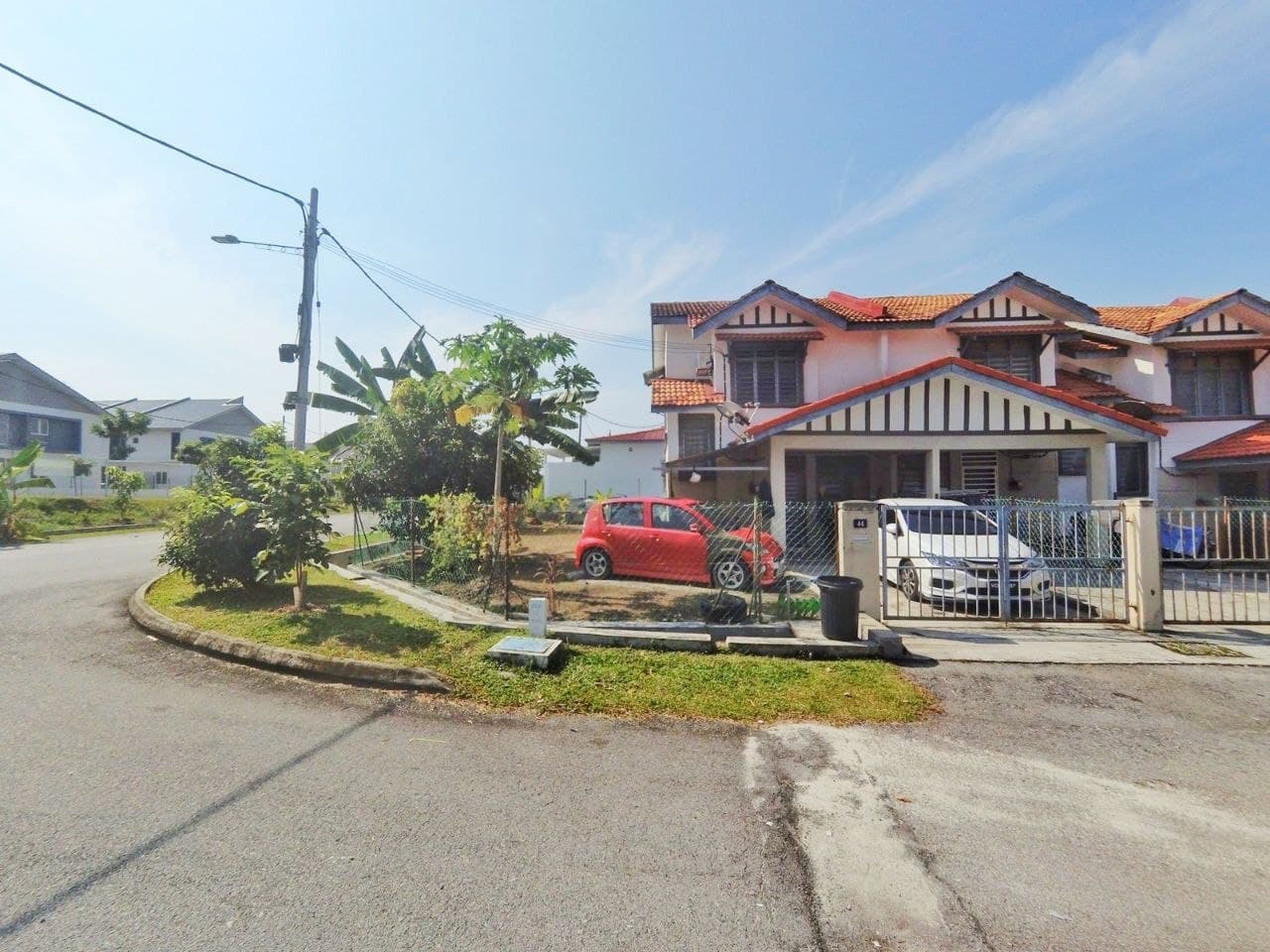 FREEHOLD Double Storey Terrace Corner Unit - photo 2