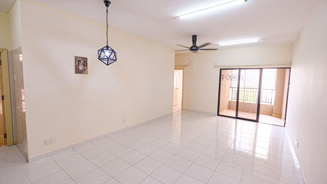 Vacant Freehold 3R2B Kristal Villa Condo - photo 3