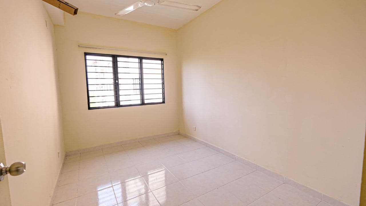 Vacant Freehold 3R2B Kristal Villa Condo - photo 6