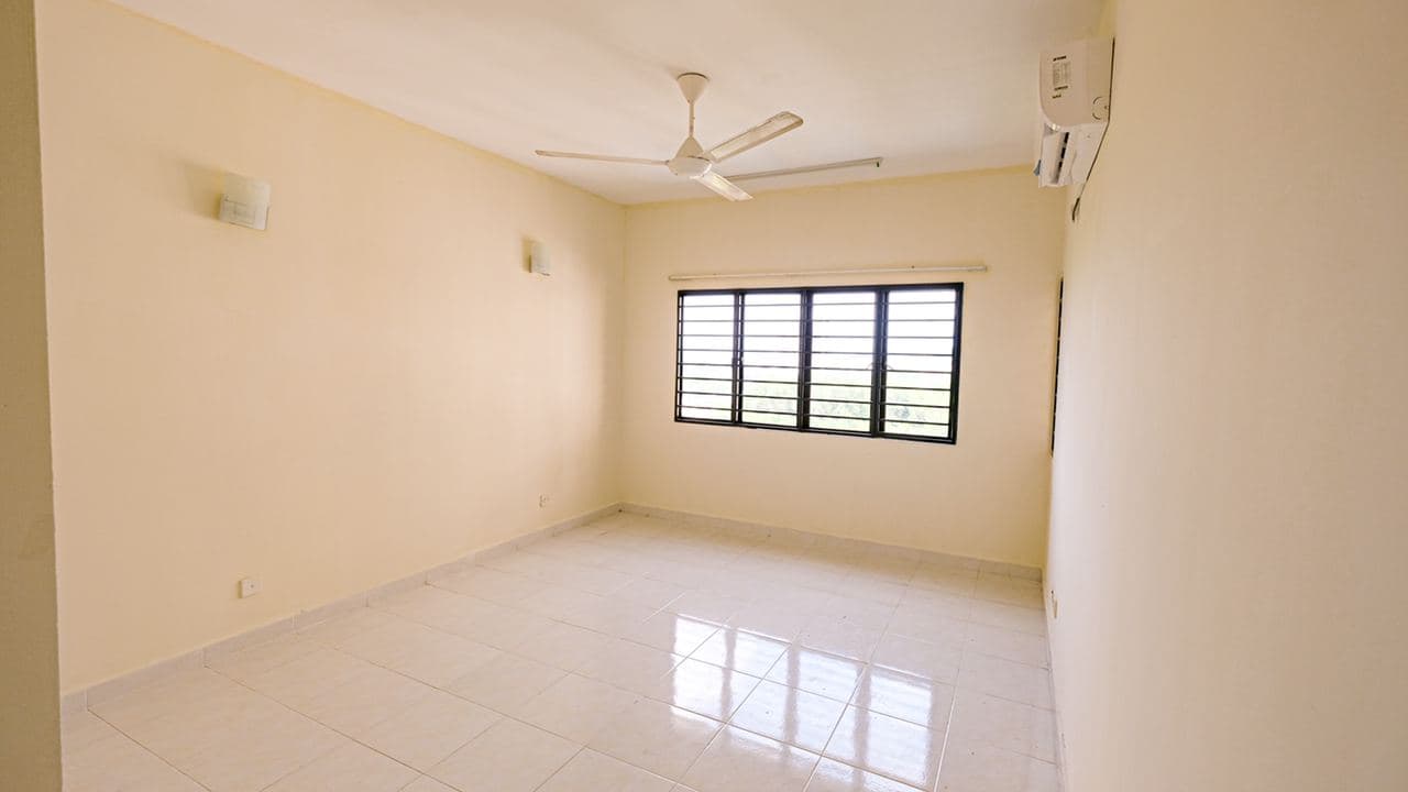 Vacant Freehold 3R2B Kristal Villa Condo - photo 7