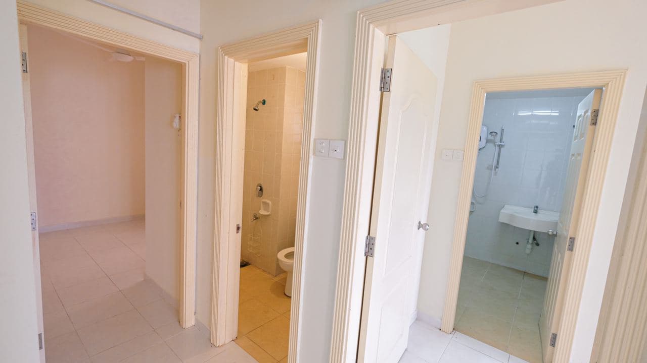 Vacant Freehold 3R2B Kristal Villa Condo - photo 9