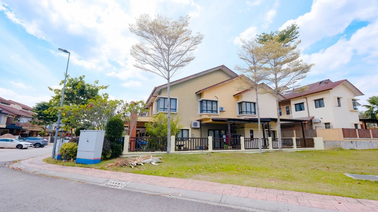 Freehold Corner Unit 2 Storey Beside Playground - photo 1