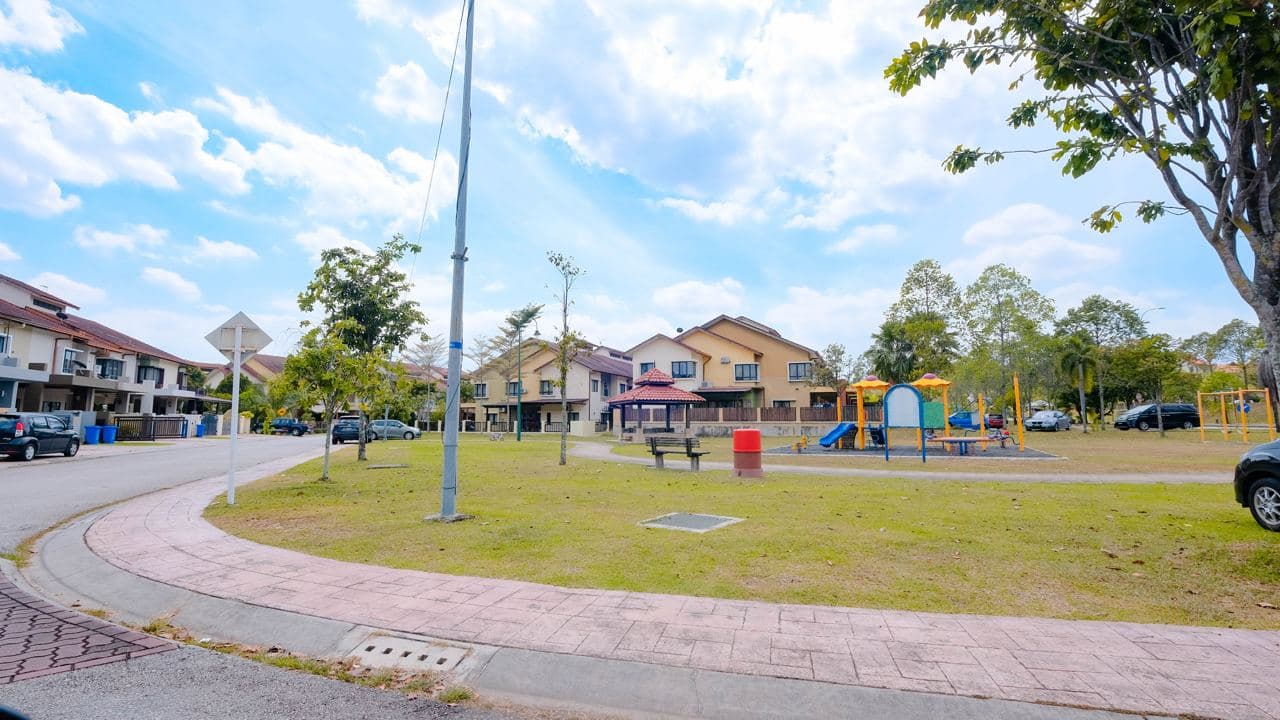 Freehold Corner Unit 2 Storey Beside Playground - photo 2