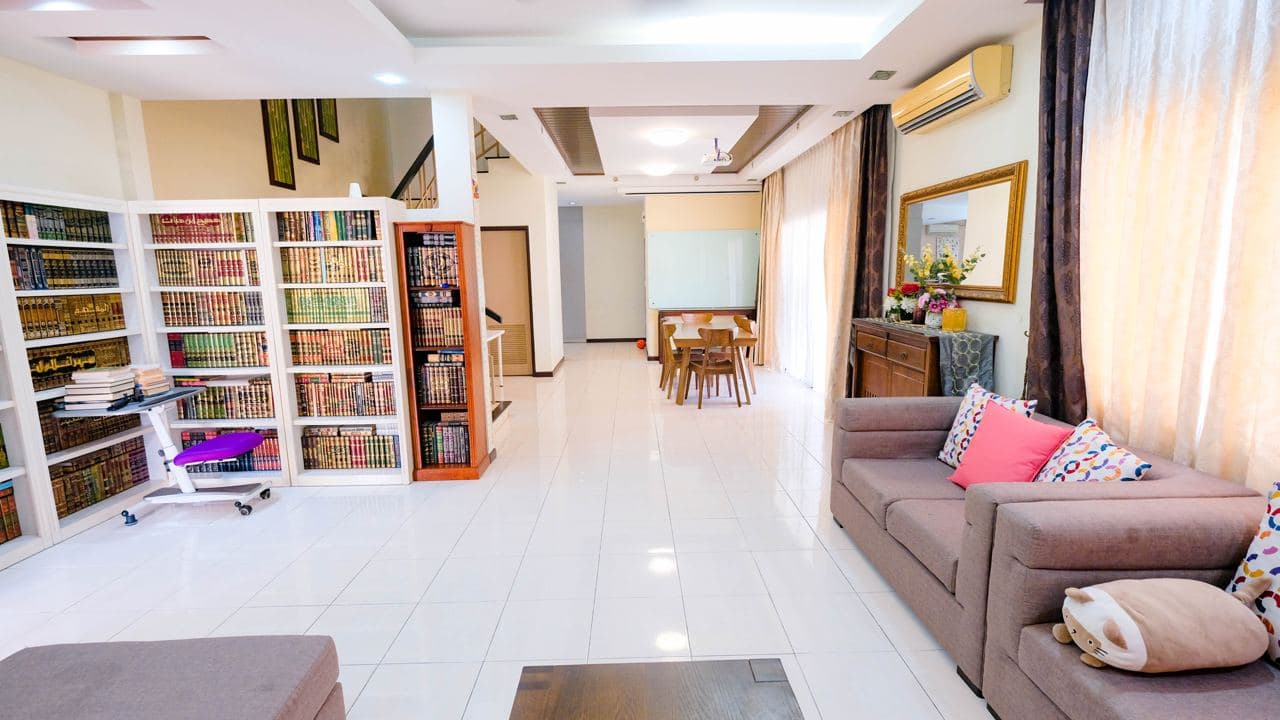 Freehold Corner Unit 2 Storey Beside Playground - photo 4
