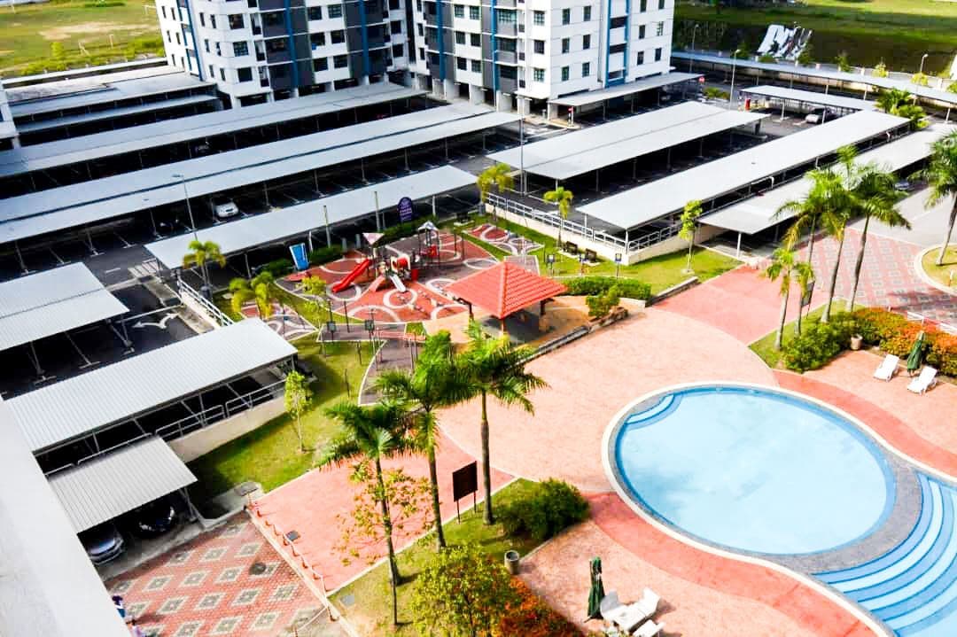 Freehold Partly Furnished Unipark Condo