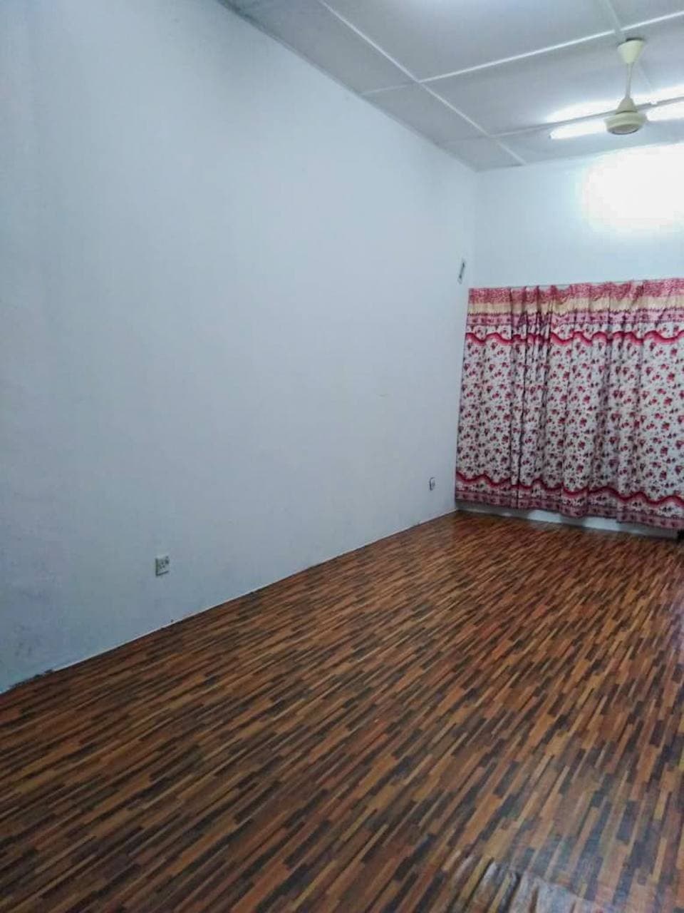 Single Storey Terrace Taman Sri Serdang, Serdang - photo 3