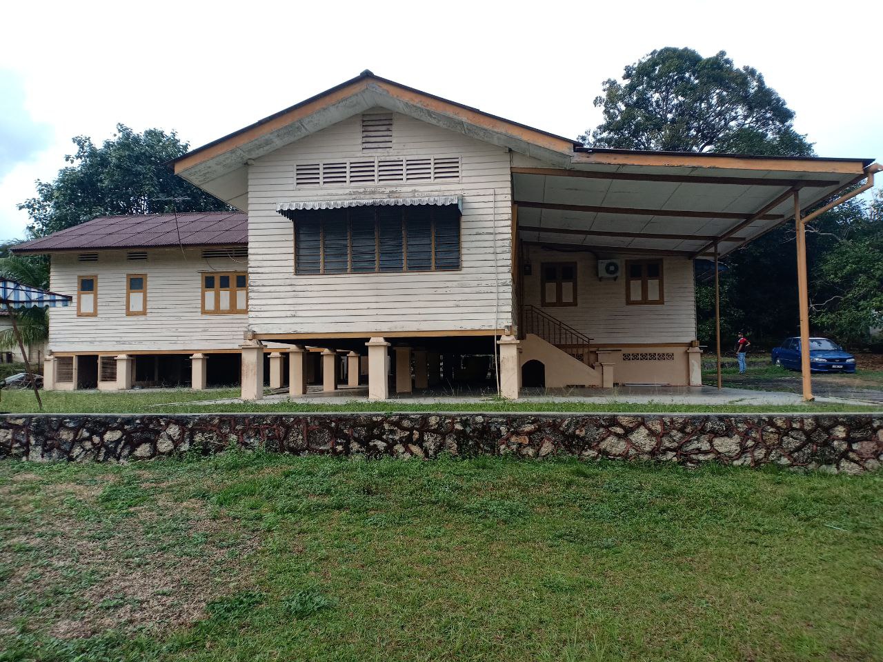 TANAH BESERTA RUMAH KAMPUNG