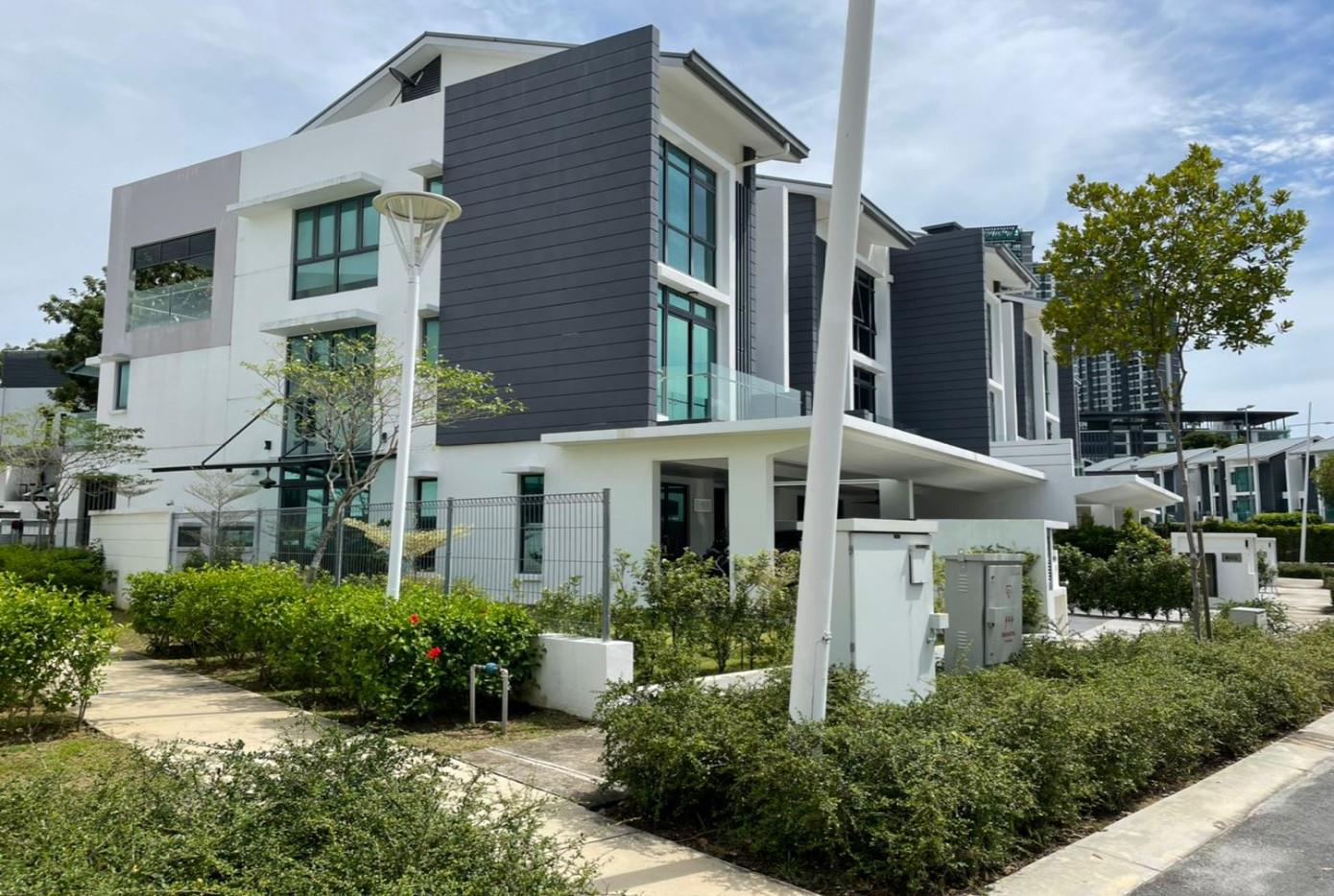 END LOT Semi D 3 Storey House Sejati Residence