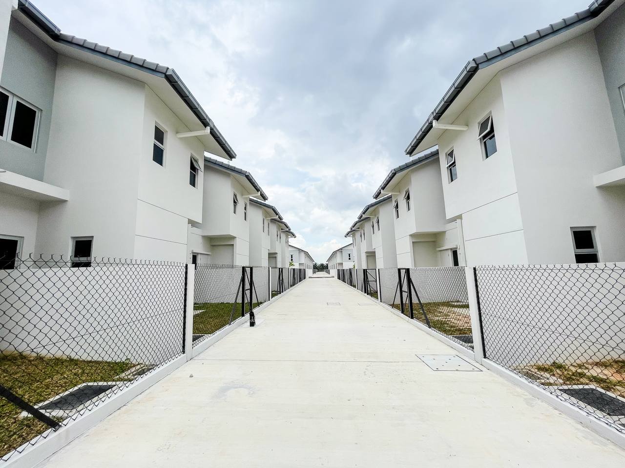 Double Storey Intermediate Terrace House Serenia C - photo 3