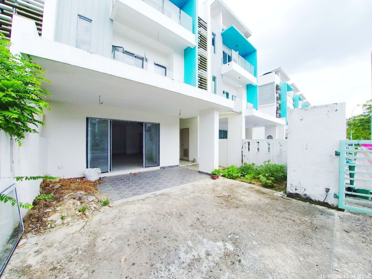 FACING LAKE 2 5 STOREY SUPERLINK CLOVER HOMES SEME - photo 2