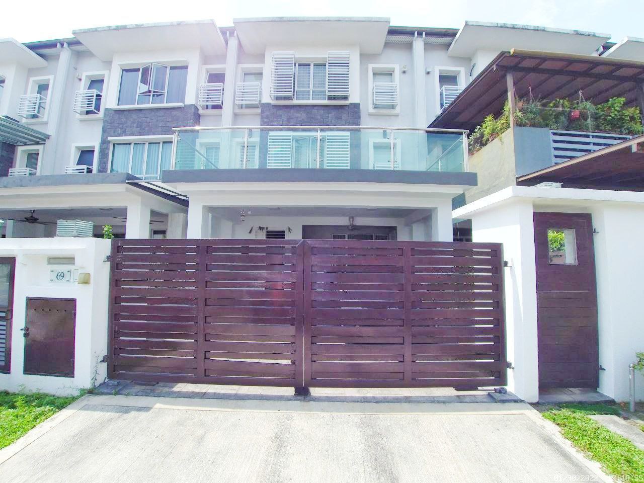 RENOVATED PARTIALLY FURNISHED 2 5 STOREY SUPERLINK
