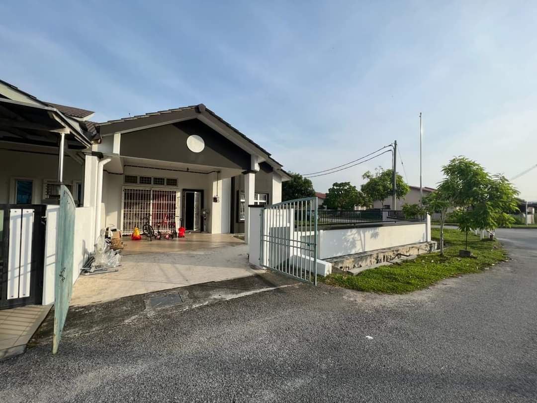 BIG LAND 1 Storey Corner Lot Semi D For Sale In