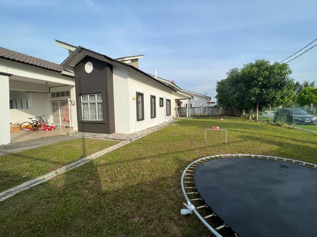 BIG LAND 1 Storey Corner Lot Semi D For Sale In - photo 2