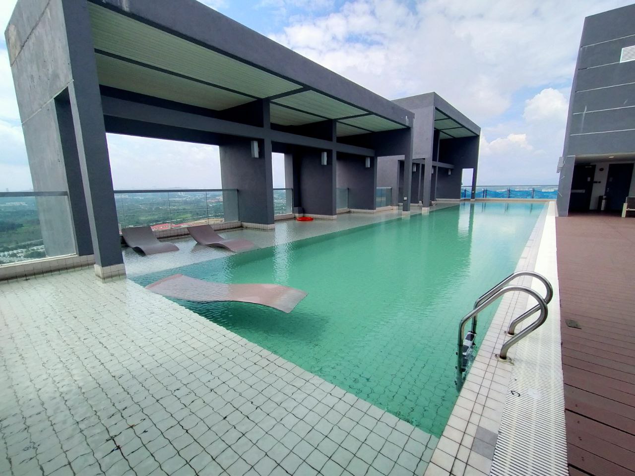 PARTIALLY FURNISHED CONDO Lakefront Residence C - photo 2