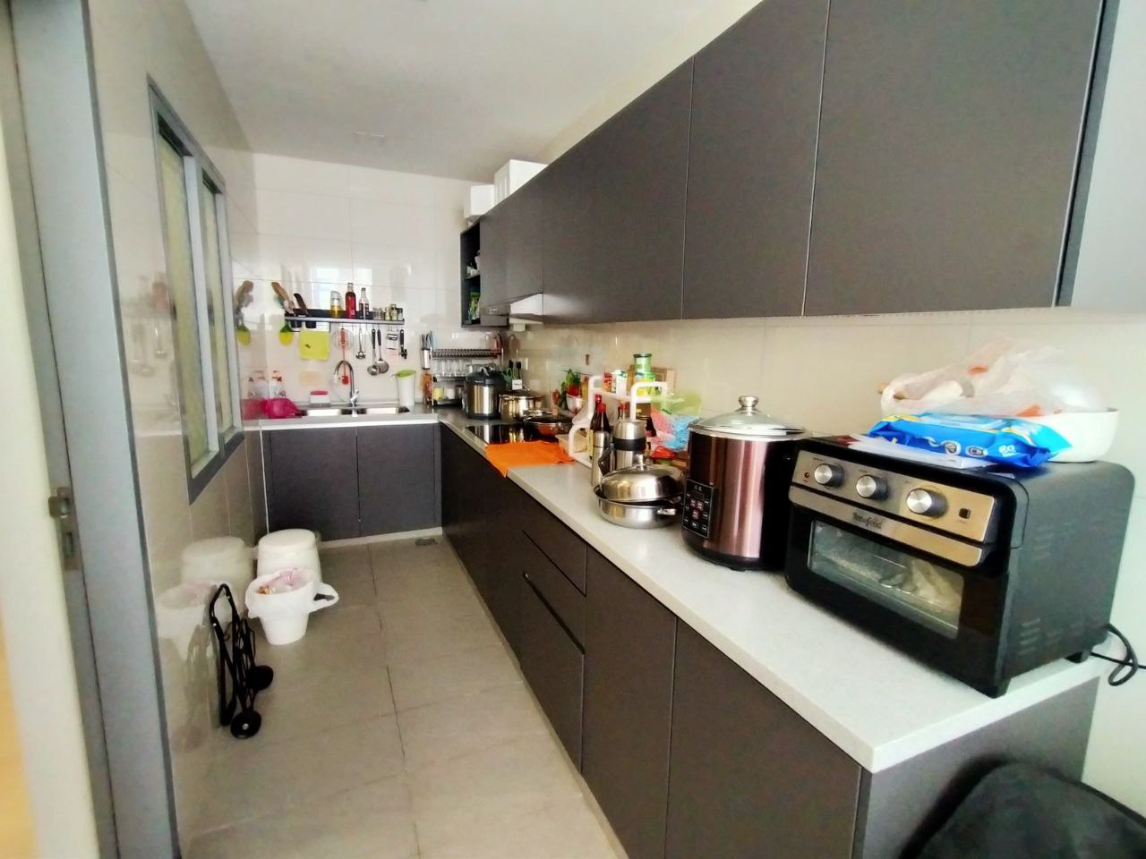PARTIALLY FURNISHED CONDO Lakefront Residence C - photo 3