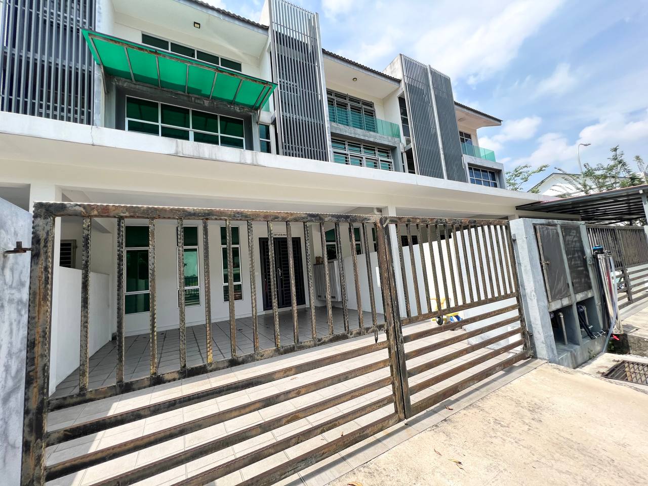 3 Storey Intermediate Bangi Avenue