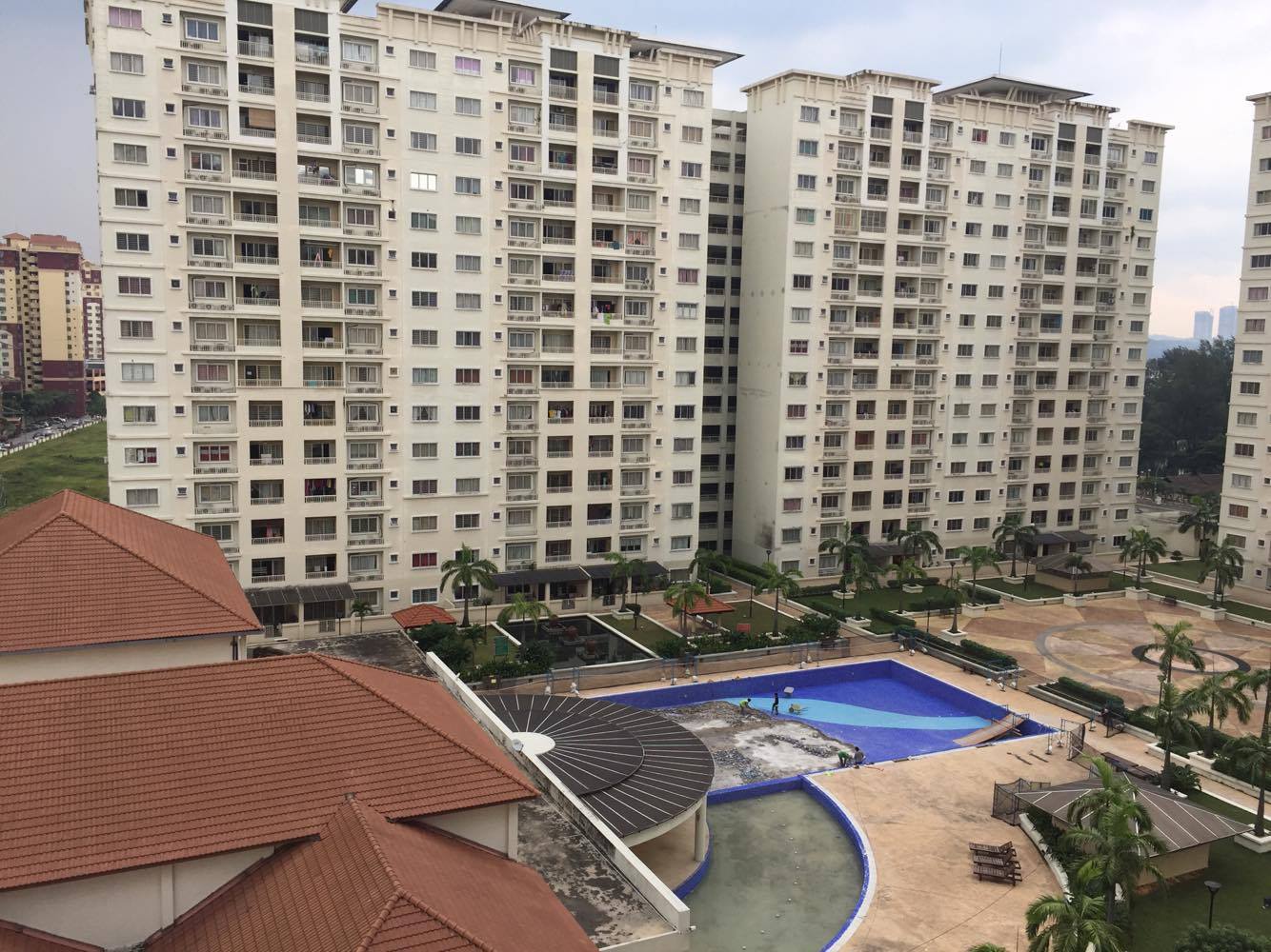Suriamas Condo sunway middle floor, two parking - photo 4