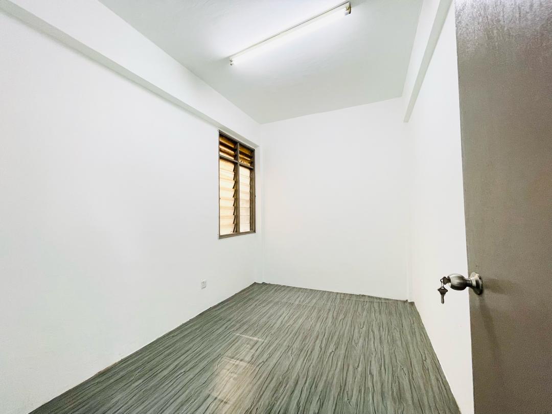 Near Mrt Shop Apartment Putra Raya, Seri Kembangan - photo 8