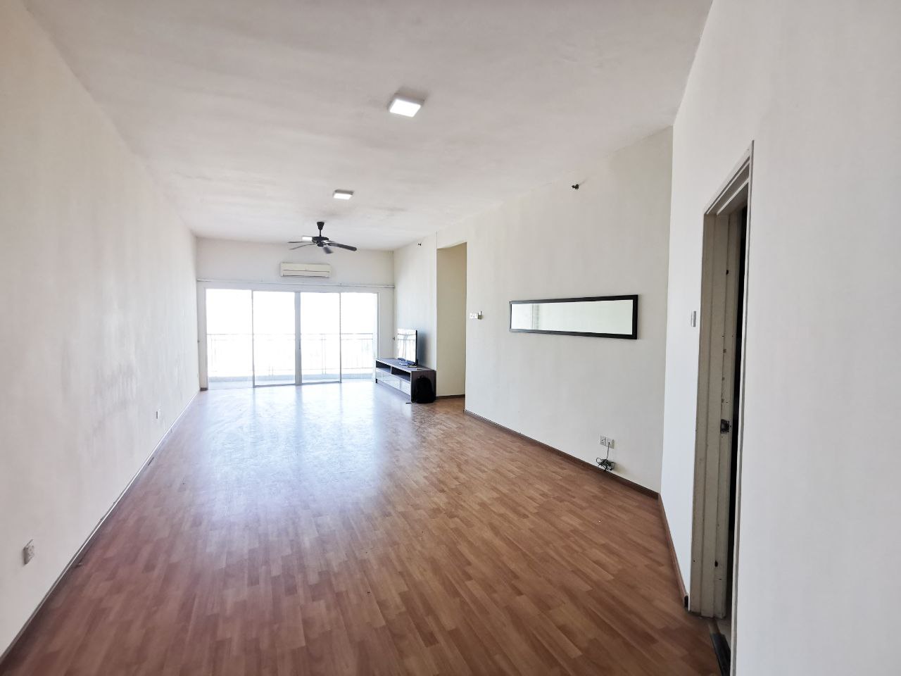 For Rent Partly Furnished Waldorf Tower Sri Hartam - photo 2