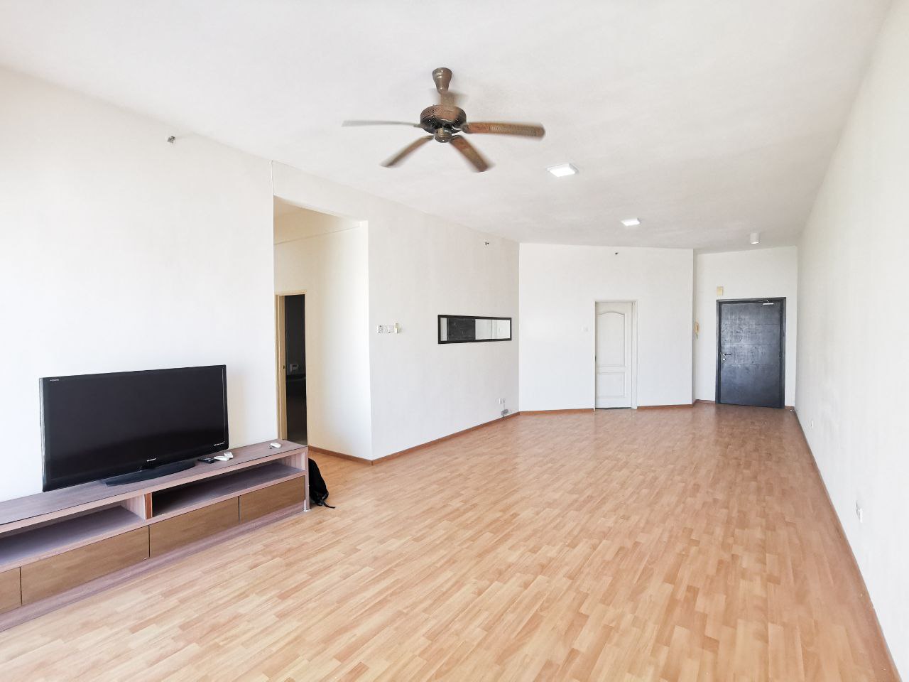 For Rent Partly Furnished Waldorf Tower Sri Hartam - photo 3
