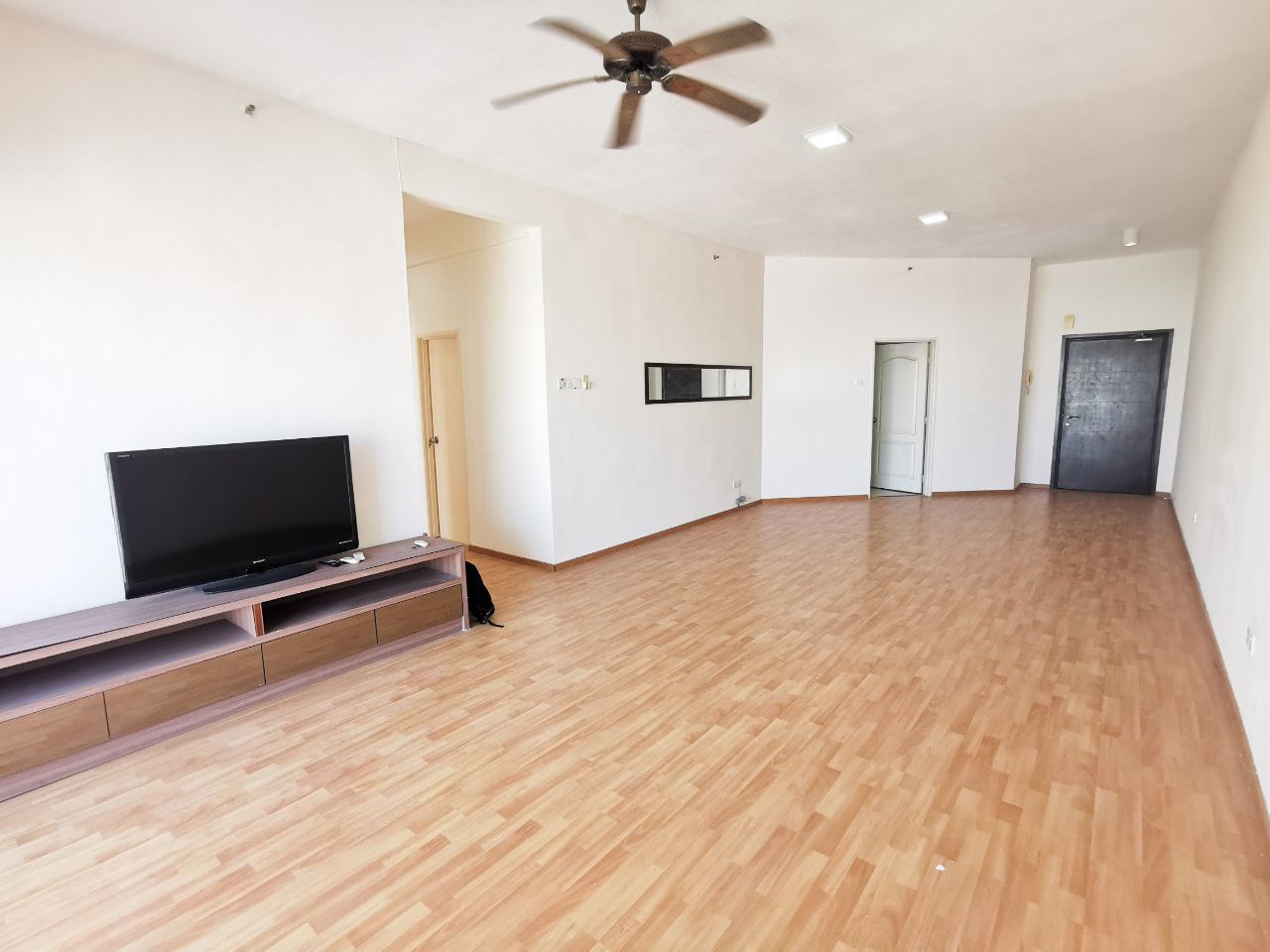 For Rent Partly Furnished Waldorf Tower Sri Hartam - photo 4