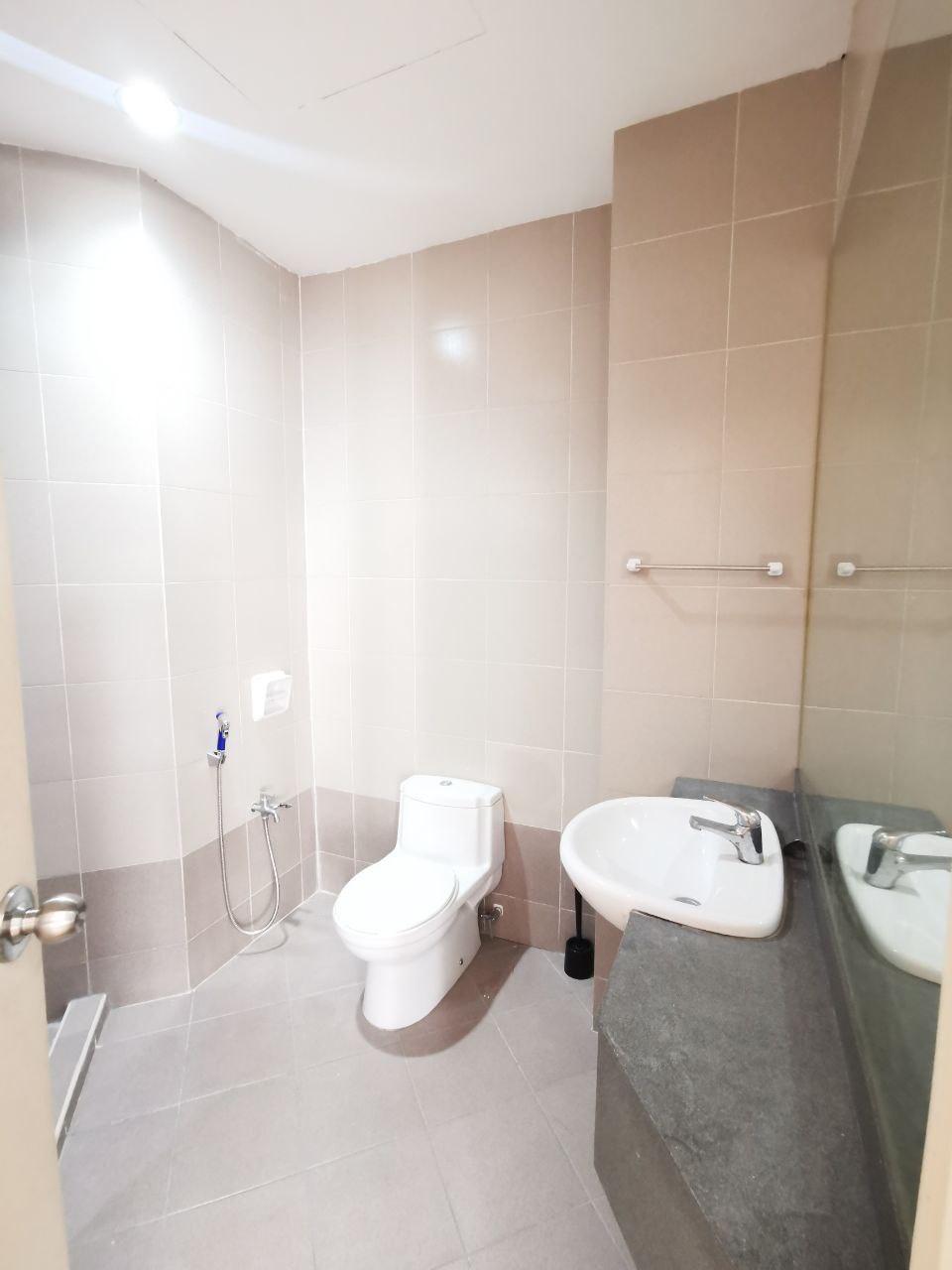 For Rent Partly Furnished Waldorf Tower Sri Hartam - photo 12