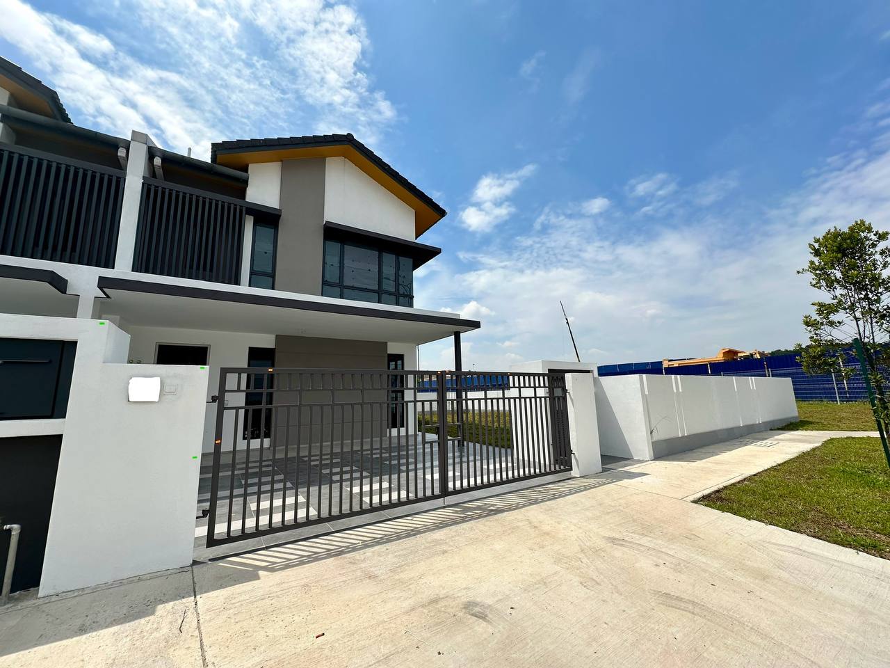 End Lot Spacious Land Double Storey Serene Height - photo 2
