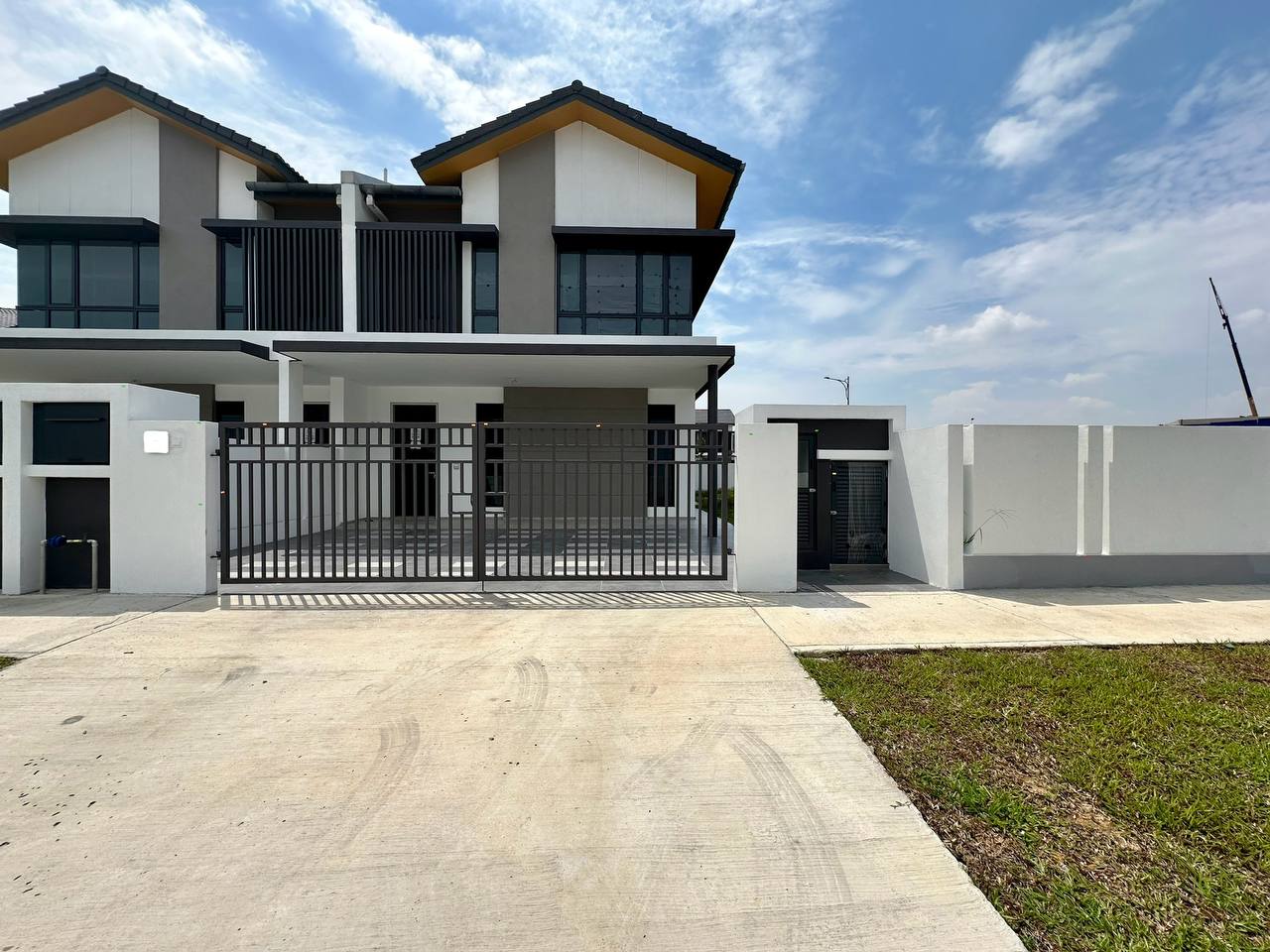 End Lot Spacious Land Double Storey Serene Height - photo 3