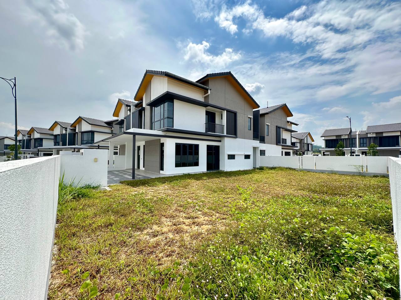 End Lot Spacious Land Double Storey Serene Height - photo 4