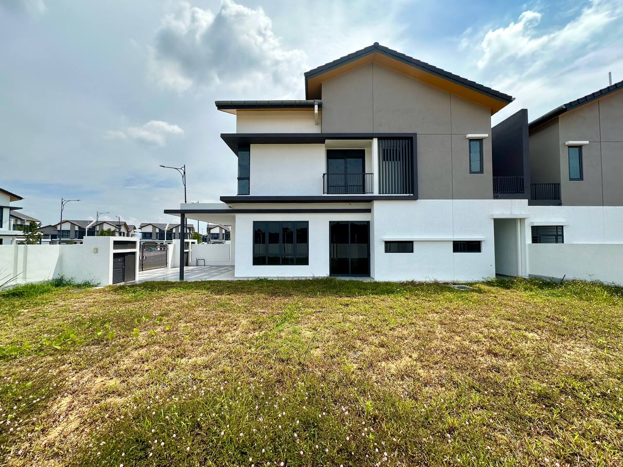 End Lot Spacious Land Double Storey Serene Height - photo 5