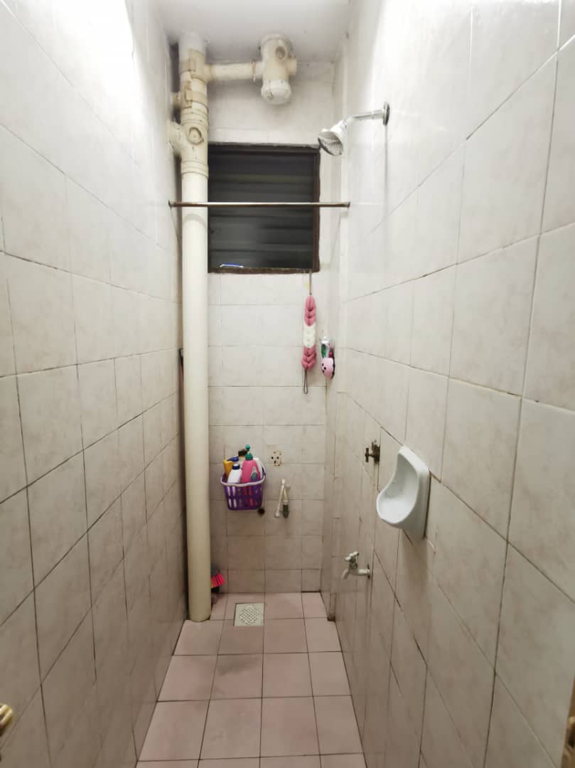 Flat Pkns Sek 7 shah alam Lev 4 well maintained - photo 9