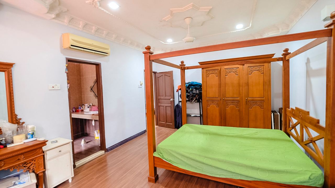 END LOT 2 Storey, Jalan Platinum, Seksyen 7, - photo 1