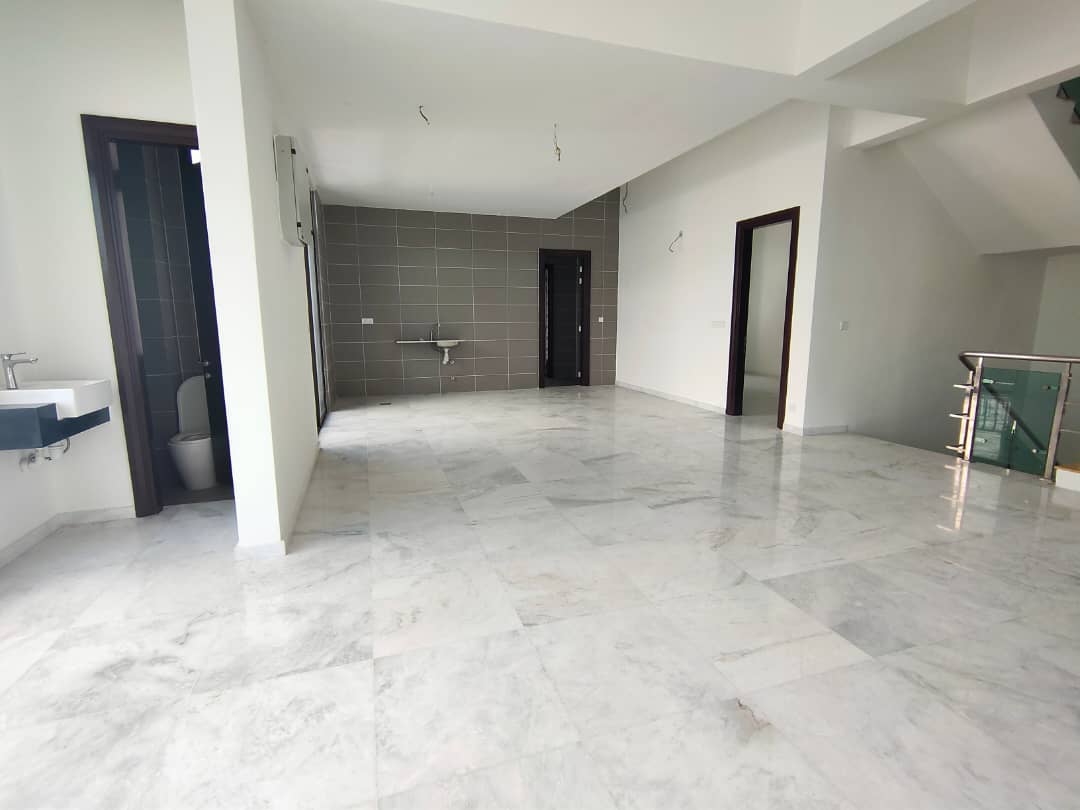 Semi-D 3 Storey With Private Lift Kingsley Hills - photo 2
