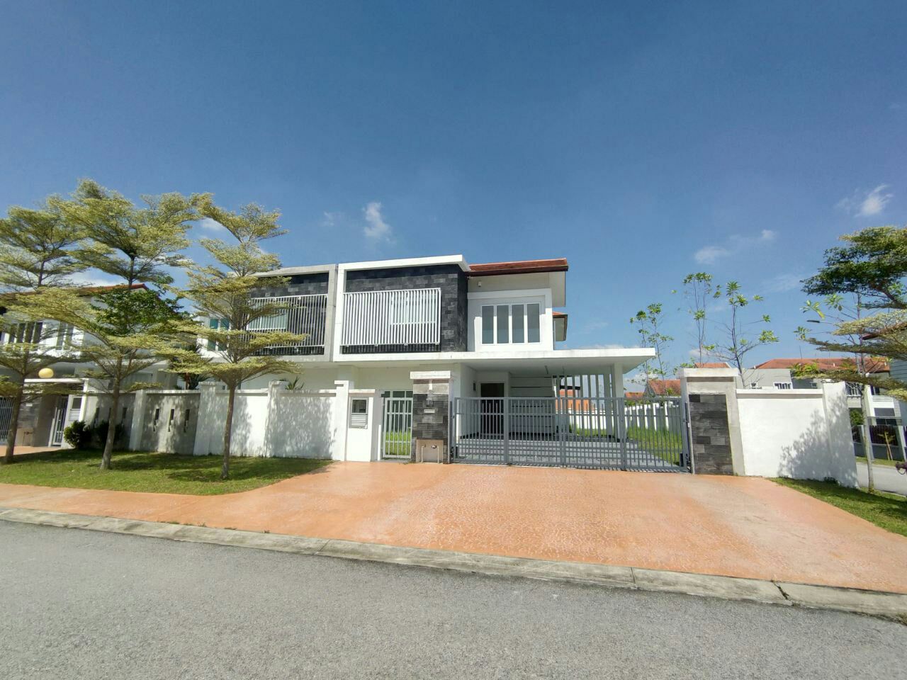 End Lot  2 Storey Semi-D Temasya Cinta Glenmarie - photo 2