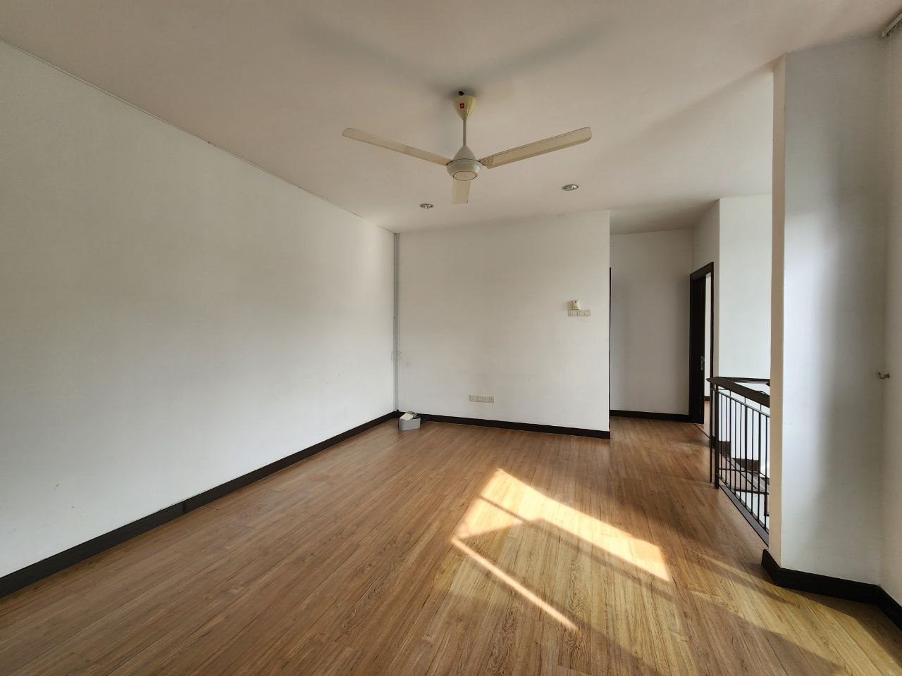 Corner Double Storey Terrace Laman Glenmarie - photo 3