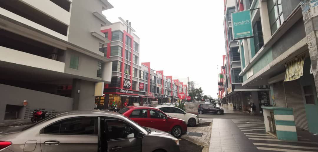 Three Storey Shoplot Laman Avenue 2 - photo 2