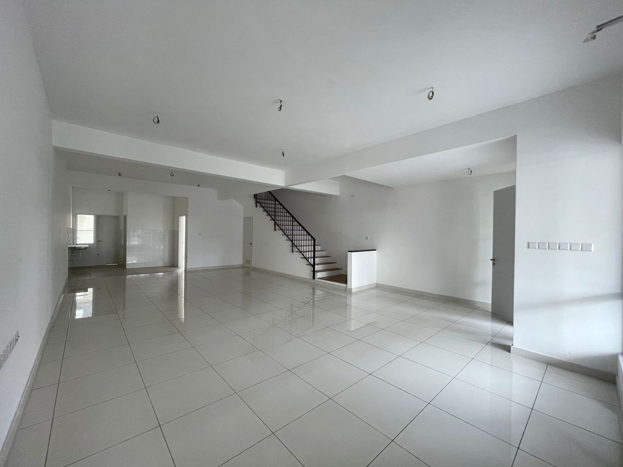 Double Storey Intermediate Lot Lily Seksyen U12 - photo 2