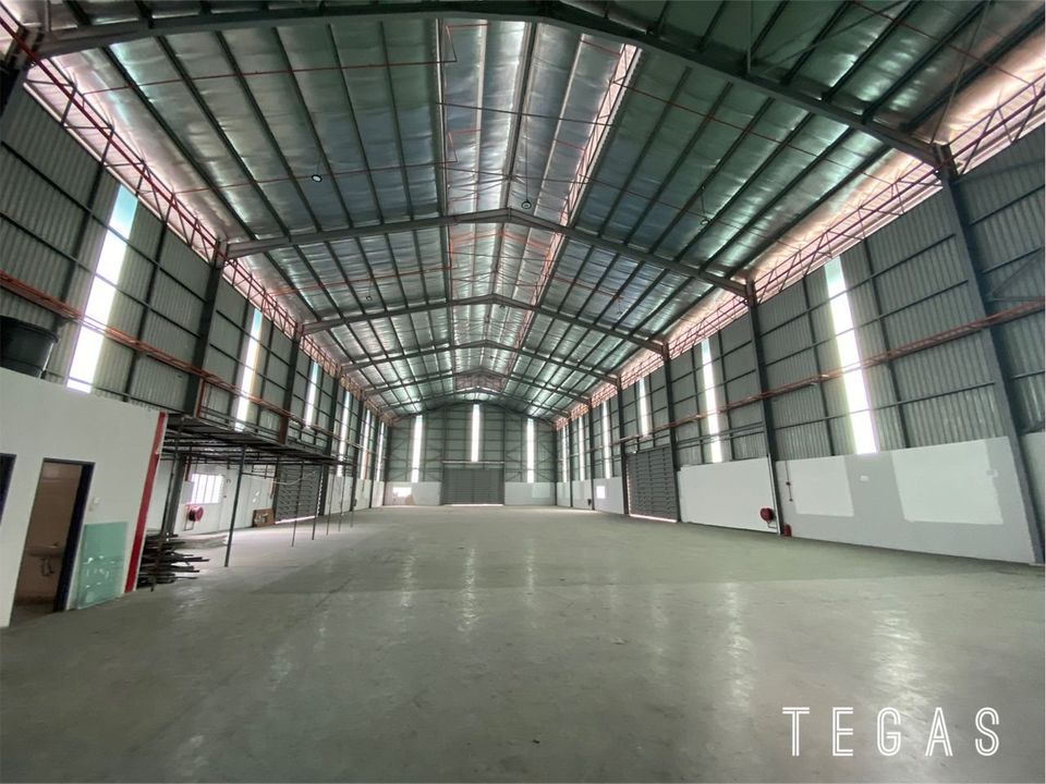 Meru Warehouse Factory Facing Main Road - photo 4