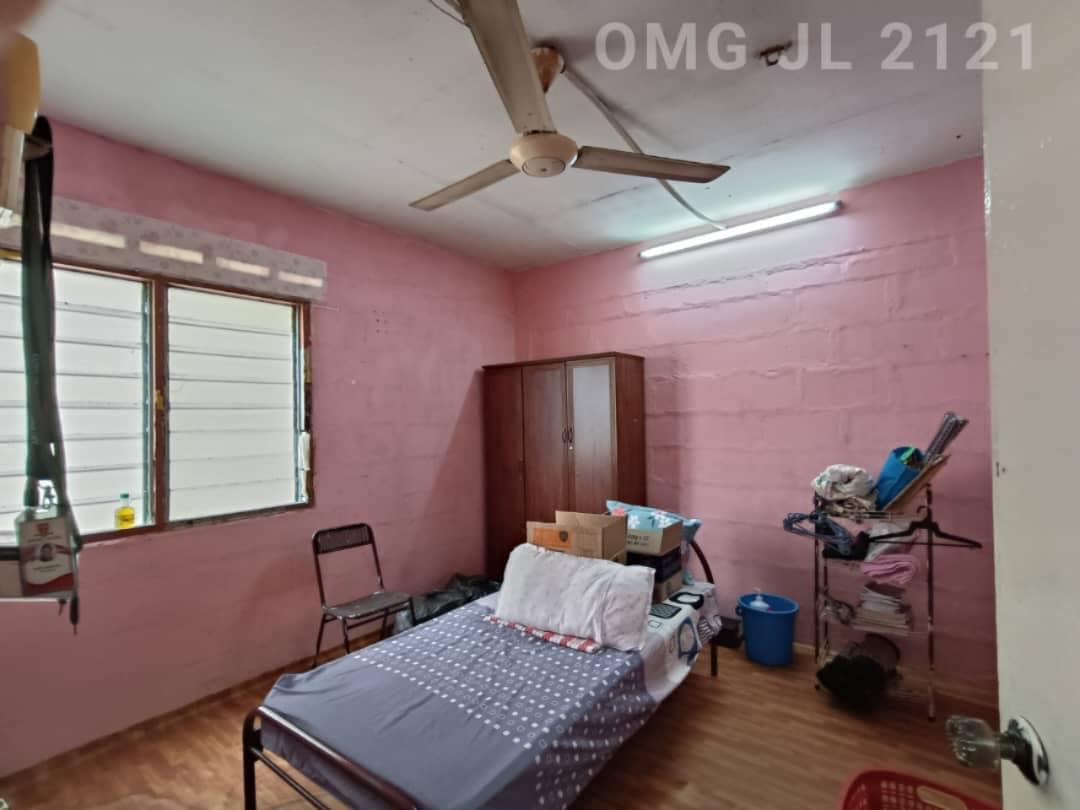 Taman Kem Port Klang Corner Flat - photo 2
